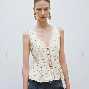 Chic Floral Cream Blouse with Lace Trim